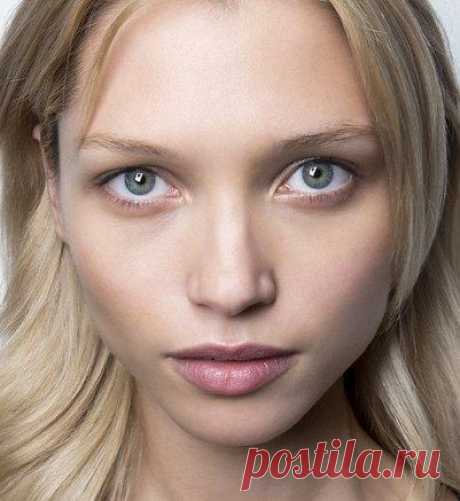 Макияж в стиле angel-face потеснил известный nude и стал еще более популярной техникой мэйкапа для создания естественного и соблазнительного образа. Давай разберемся в его особенностях:

• Тон кожи. Он должен быть прозрачным, будто макияж и вовсе не касался кожи. Однако в отличие от nude-мейкапа, здесь допустим заметный румянец и плотный тон, скрывающий возможные несовершенства.