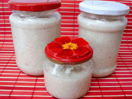 ХРЕН КОНСЕРВИРОВАННЫЙ
Продукты
хрен 	0.5	кг
соль 	1	ст. ложка
сахар 	2	ст. ложки
уксус 	 	по вкусу
вода 	1-1.25	стакана
Корни хрена промыть, очистить и пропустить через мясорубку. Добавить по вкусу соль, сахар, уксус, залить водой (можно предварительно развести в горячей воде сахар и соль, остудить, добавить уксус или кислоту и залить хрен).
Разложить хрен в баночки. Закрыть и стерилизовать 10-20 минут.