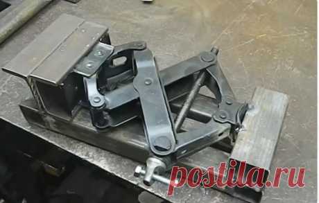 Самодельные тиски из швеллера В мастерской иногда требуются тиски для закрепления чего-либо. А если их купить дорого, то есть выход. Материал:Профильная труба 25х25 и 30х30 ммСварочный аппаратБолгаркаРулеткаШвеллер из толстого металлаВинтовой авто домкрат. Нарезаются куски от трубы, и сваривается каркас как на фото. В