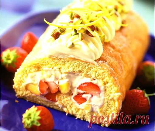 Бисквитный рулет с лимонным кремом и свежими фруктами
