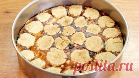 Мозаичный творожный пирог - видео рецепт 
Изюминкой этого вкусного творожно-мозаичного пирога является мозаичная поверхность, которая становится ещё контрастнее после выпекания. А помогут её сделать кусочки теста, выложенные поверх начинки.
…