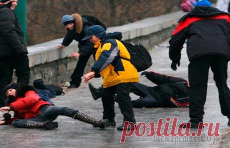 5 хитростей, которые помогут не скользить зимой в обычной обуви Поздняя осень, зима и ранняя весна – это едва ли не самое травмоопасное время. Во всяком случае, когда речь заходит о такой простой вещи, как ходьба на своих двоих. Поскользнуться на льду не составит ...