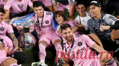 44-й трофей в карьере: Месси забил в седьмом матче подряд и помог «Интер Майами» завоевать Кубок лиг. Лионель Месси привёл «Интер Майами» к первому титулу в клубной истории. В финале Кубка лиг его команда в серии пенальти обыграла «Нэшвилл». Сам аргентинец открыл счёт красивым ударом с линии штрафной в середине первого тайма, а в «лотерее» идеально исполнил свою попытку. В итоге чемпион мира стал лучшим бомбардиром и был признан самым ценным футболистом турнира, а также завоевал 44-й трофей в…