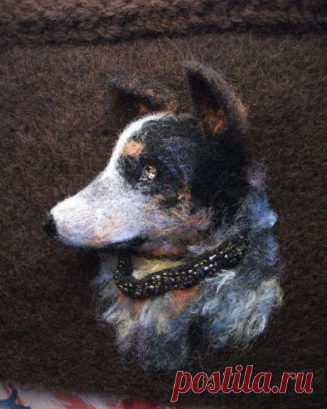 Декоративные накладные карманы, выполненные из шерсти в технике сухого валяния, с использованием иных материалов и других комбинированных техник выполнения.