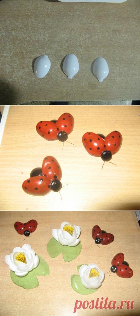 Божьи коровки из одноразовых ложечек..
