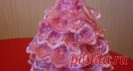 boneca porta-jóias Você vai precisar:  garrafa pet  corpo de boneca de plastico tipo Barbie  rendas e tecido finos.  cola quente                               ...