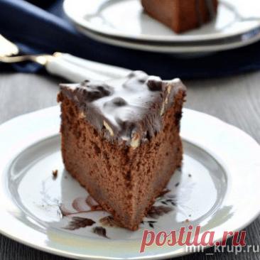 Шоколадный торт с бананами