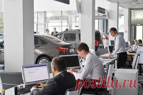 В России нашли способ сделать автомобили дешевле. В России нашли способ сделать автомобили дешевле — сенаторы Совета Федерации приняли закон об отмене повторного взимания налога на добавочную стоимость (НДС) при перепродаже машин между дилерами. Это упростит торговлю между салонами и позволит им снизить цены на некоторые модели.