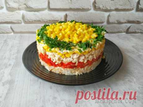 Слоеный салат с курицей. Вкусный салат и ярко смотрится на столе! Слоеные салаты для меня всегда фавориты праздничного стола. Сегодня я хочу познакомить вас с одним рецептом салата, который мне очень нравится. Он смотрится ярко на любом столе, получается салат вкусн...