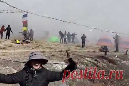 Тысячи туристов эвакуировались с гор в Непале из-за снегопадов и попали на видео