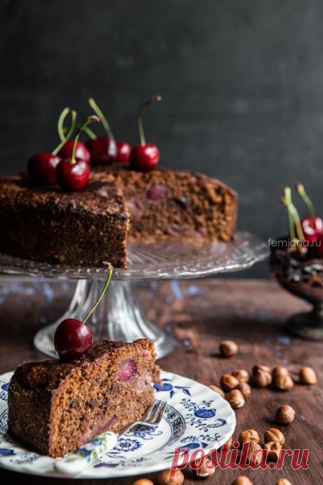 Шоколадно-ореховый пирог с вишнями и медовой глазурью | FEMIANA