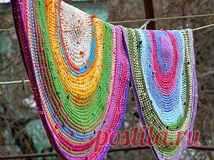 Вязаный коврик из футболок и остатков пряжи (яркий и необычный способ)