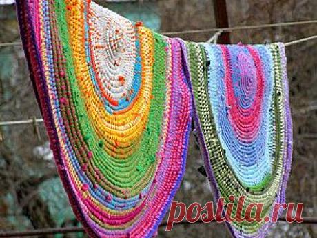 Вязаный коврик из футболок и остатков пряжи (яркий и необычный способ)