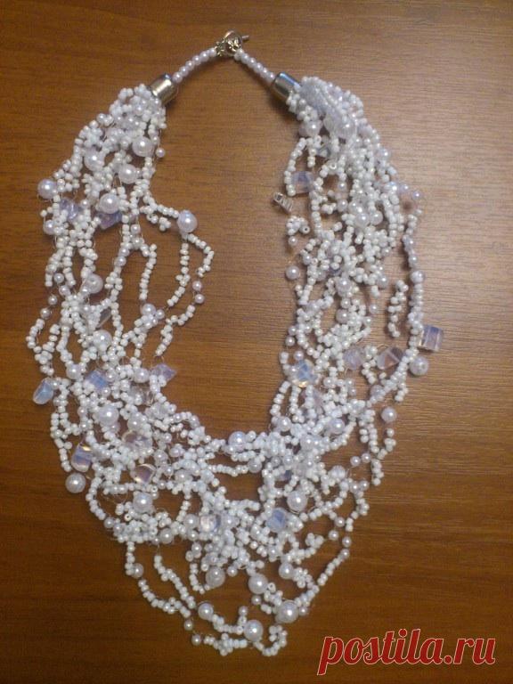 Колье из бисера и бусин "Метелица"