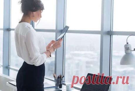 Меркантильная женщина
Лариса ехала с работы домой, когда позвонила подруга Ольга.

— Я тебя жду на скамейке около подъезда, ты мне срочно нужна, — проворковала она радостно и отключилась. С Ольгой они учились в университете.

Ольга с мужем и сыном ездили отдыхать в Турцию и только вчера вернулись.

— Денег будет просить, — подумала Лариса.