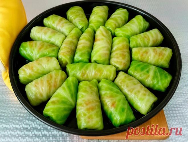 Голубцы
Ингредиенты:
- Фарш — 1 кг (смешанный: говядина и курица)
- Рис — 300 г
- Лук — 300 г (в фарш)
- Капуста — 2 кочана (небольших, либо один крупный)
- Морковь — 1 шт.
- Паприка сладкая — 1 шт.
- Лук — 3 шт. (для подливы)
- Томатная паста — 4 ст. л.
- Растительное масло — 40 мл
- Смесь приправ (кавказские травы)
- Соль, чёрный молотый перец — по вкусу...