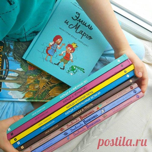 Мы все очень рады за сыночка @ann_kireenko. Потрясающий подарок 😍😍😍 И в Старый Новый Год Матюха не остался без подарочков.📚🎁🎉 Вот такую прелестную стопочку красоты вытащил из-под ёлочки сын. Мы становимся отъявленными фанатами комиксов от МИФ Комиксы. Теперь у нас появилась даже отдельная полочка для этих шикарных книг. Хотите тоже попасть в рубрику? Тогда фотографируйтесь вместе с нашими книгами. Выкладывайте фото у себя на страничке в Instargam или Вконтакте с хэштегом #миф_читатель и…