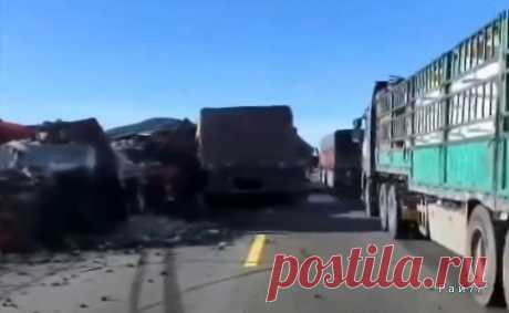 Большегруз выехал на встречку и был снесён другой фурой