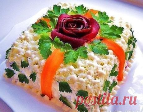 Салат "Вдохновение". 
Выкладываем слоями, каждый слой под майонезом, соль по вкусу.
1 слой - отварная свекла (натереть на терке)
2 слой -отварная морковь (натереть на терке)
3 слой - лук (нарезать полукольцами и ошпарить кипятком)
4 слой - ветчина (мелко нарезать)
5 слой - желток ( натереть на терке)
6 слой - маринованные грибочки (мелко порезать)
7 слой - сыр ( натереть на терке)
8 слой - белок (натереть на терке и покрыть им весь салат)
Украсить петрушкой, розой из свеклы и ленточками из морк