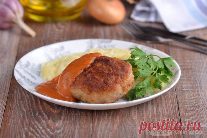Жареные котлеты из свинины с быстрым соусом . 

Готовим сочные и очень вкусные котлеты из свиного фарша с домашними панировочными сухарями без добавления яиц. Томатный соус станет отличным дополнением к блюду.