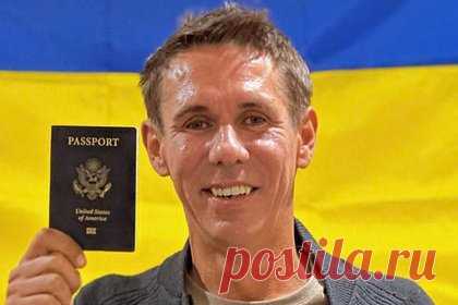 Панин похвастался американским паспортом на фоне украинского флага. Актер Алексей Панин (признан Минюстом России иноагентом) выложил фотографию, на которой он держит американский паспорт. При этом на кадре актер стоит на фоне украинского флага. «Три года, пока жил в Испании, поработал на Госдепартамент США. И американский паспорт в кармане», — написал Панин под публикацией.