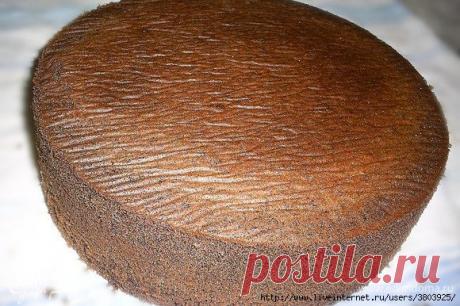 Изумительный шоколадный бисквит - очень "послушный": рарезается на 2, 3 и даже 4 пласта