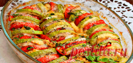 Легкая овощная запеканка с куриной грудкой Когда запеканка будет готова, ее очень удобно будет есть — кабачок-сыр-помидор- курица скрепятся между собой как один кусочек. Кабачок не разваливается, а остается чуть хрустящим, грудка мягкая, сочная и очень вкусная...