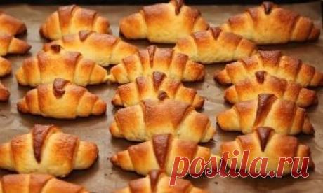 Приготовленная своими руками ароматная домашняя выпечка к чашечке горячего кофе или чая – это прекраснейшее начало дня!
Очень простой рецепт рогаликов
Ингредиенты:
●1 пачка (200 г.) масла
●3 стакана муки
●2 яйца
●1/2 стакана сахара
●10 гр. сухих дрожжей
●джем или варенье, повидло на ваш вкус.
Приготовление:
Муку просеять в миску для насыщения ее воздухом. Так рогалики получатся пышными. Всыпьте сухие дрожжи в муку и перемешайте. На крупной терке потереть масло прямо в миску с мукой. Теперь пальц