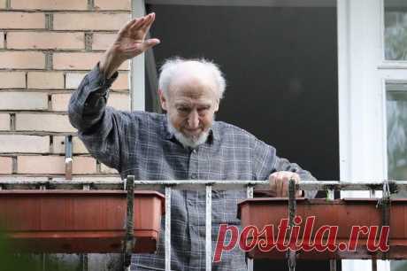 Home / Twitter: Мультипликатору Леониду Шварцману сегодня исполнилось 100 лет! Он создал образ Чебурашки, а еще работал над «Снежной королевой», «38 попугаями» и «Котенком по имени Гав». Подарок вышел что надо — под окнами спели «День рождения» из «Крокодил Гены»
