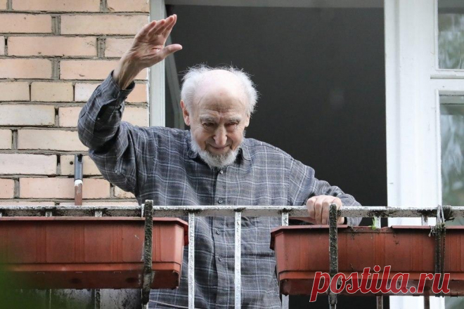 Home / Twitter: Мультипликатору Леониду Шварцману сегодня исполнилось 100 лет! Он создал образ Чебурашки, а еще работал над «Снежной королевой», «38 попугаями» и «Котенком по имени Гав». Подарок вышел что надо — под окнами спели «День рождения» из «Крокодил Гены»