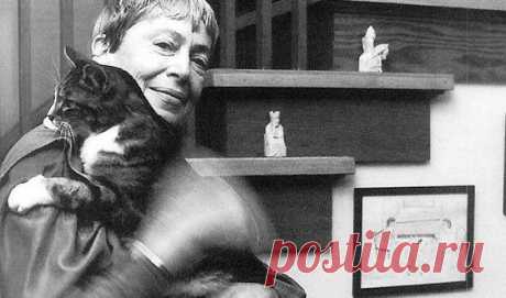 Когда автору книги «Волшебник Земноморья» Урсуле Ле Гуин было за восемьдесят, она решила завести свой блог. Благодаря этому решению мы получили блистательные и изящные эссе, бережно собранные в последнюю книгу писательницы«Время занятое жизнью». В них Урсула Ле Гуин рассуждает о старости и возрасте, Великом американском романе, писательстве и о том, как коты выбирают нас. Выбрали для вас несколько цитат: Противоположность незанятому времени, как я понимаю, — это время занятое. Применительно к…