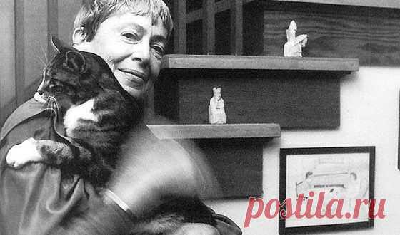 Когда автору книги «Волшебник Земноморья» Урсуле Ле Гуин было за восемьдесят, она решила завести свой блог. Благодаря этому решению мы получили блистательные и изящные эссе, бережно собранные в последнюю книгу писательницы«Время занятое жизнью». В них Урсула Ле Гуин рассуждает о старости и возрасте, Великом американском романе, писательстве и о том, как коты выбирают нас. Выбрали для вас несколько цитат: Противоположность незанятому времени, как я понимаю, — это время занятое. Применительно к…