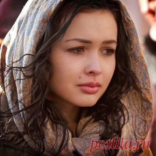 Мне бабушка вздыхая говорила, Стирая липкий от горячки пот: «Терпи, родная! Ты, ведь не забыла? Бог не по силам испытаний не дает!» Когда дыханье заперто слезами, Когда от боли сердце устает, Как за щитом, я прячусь за словами: Бог не по силам испытаний не дает! Когда не удержаться без опоры, Когда изменой в сердце, напролет, Шепчу с улыбкой « разве это горе? Бог не по силам испытаний не дает!» ...