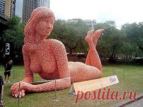 Скульптура из яблок.
Польша развлекается))