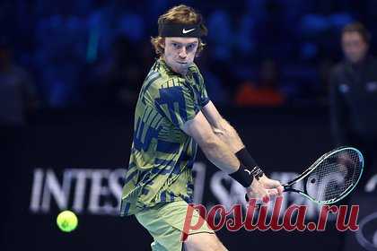 Рублев вышел в полуфинал Итогового турнира ATP. Российский теннисист Андрей Рублев обыграл грека Стефаноса Циципаса в решающем матче группового этапа Итогового турнира ATP. Встреча прошла в ночь на субботу, 19 ноября, и завершилась со счетом 3:6, 6:3, 6:2 в пользу россиянина. Победитель сделал 10 эйсов, допустил две двойные ошибки и реализовал два брейк-пойнта.