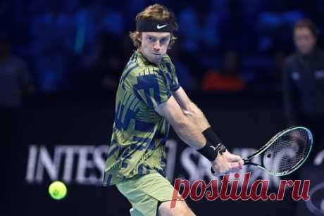 Рублев вышел в полуфинал Итогового турнира ATP. Российский теннисист Андрей Рублев обыграл грека Стефаноса Циципаса в решающем матче группового этапа Итогового турнира ATP. Встреча прошла в ночь на субботу, 19 ноября, и завершилась со счетом 3:6, 6:3, 6:2 в пользу россиянина. Победитель сделал 10 эйсов, допустил две двойные ошибки и реализовал два брейк-пойнта.