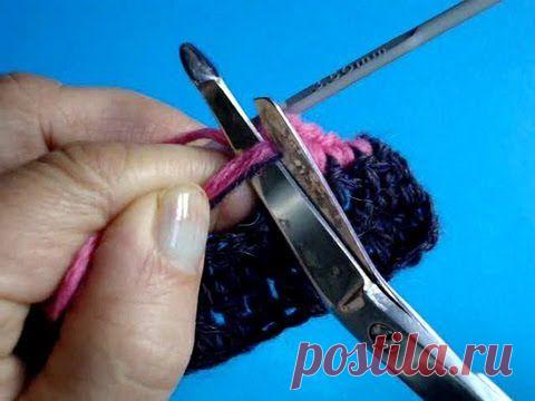 Начинаем вязать – Видео уроки вязания » Начинаем вязать крючком – Видео урок вязания №206 “Как спрятать концы нити при вязании мотива – 2 способ”