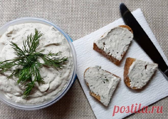 Такое селедочное масло готовила еще моя бабушка, а рецептом я пользуюсь по сей день. Такой бутерброд уж точно не залежится на вашем столе Проверенный способ приготовления изумительной закуски пользуется популярностью в нашей семье. Как минимум раз в неделю семья требует сделать бутерброды именно с селедочным маслом. Рецепт очень простой, поэтому это не составляет мне особого труда. Способ приготовления ...