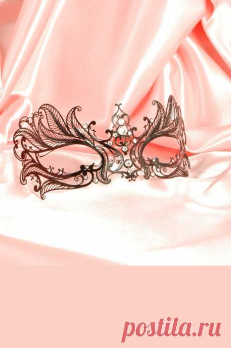 Venetian Mask Aura Aura  Aura authentic venetian mask with the finest metal filigree, decorated with Swarovski stones and completed with thin satin ribbons ready to wear. Manifactured in Venice by the famous venetian masters. Each is made with certified materials, repecting the European Union