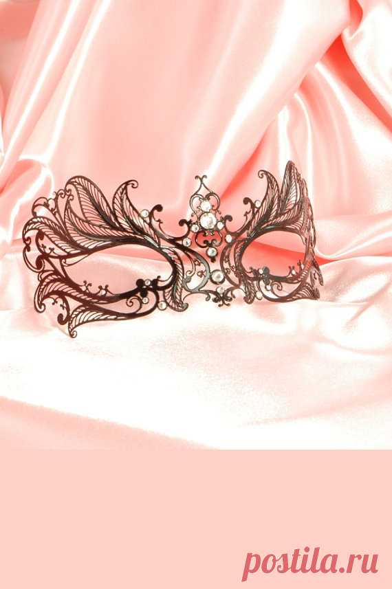 Venetian Mask Aura Aura  Aura authentic venetian mask with the finest metal filigree, decorated with Swarovski stones and completed with thin satin ribbons ready to wear. Manifactured in Venice by the famous venetian masters. Each is made with certified materials, repecting the European Union