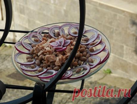 Салат из тунца, фасоли и красного лука (Insalata di tonno, fagioli e cipolla rossa) — Фактор Вкуса