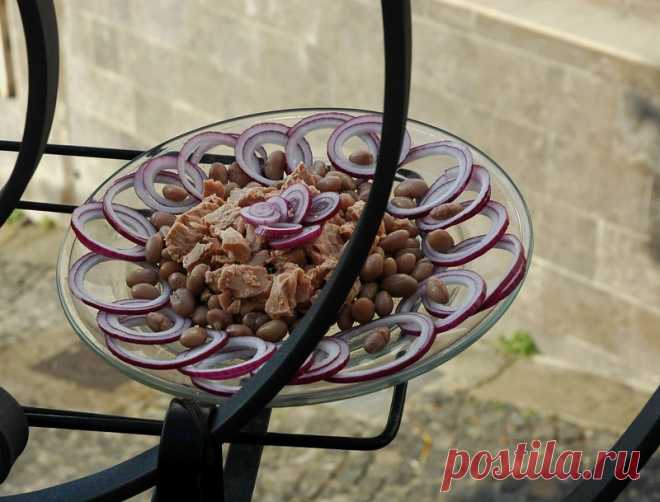 Салат из тунца, фасоли и красного лука (Insalata di tonno, fagioli e cipolla rossa) — Фактор Вкуса