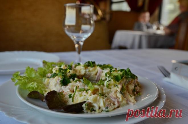 Салат пассажирский
В шестидесятых это блюдо подавали в вагонах-ресторанах. 
В салате всего три основных продукта, плюс неизменная заправка – майонез. Делали его из говяжьей печени, которую сначала обжаривали крупными кусочками, а затем нарезали соломкой. Соленые огурчики нарезали таким же способом. Лук, нашинкованный полукольцами, пассировали. Затем все это перемешивали, солили, перчили и добавляли волшебный «Провансаль».