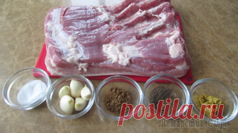 Вкуснейшая грудинка в духовке - вместо колбасы Удивил и порадовал рецепт! Без лишних движений на кухне, получается великолепная запеченная грудинка! Замена колбасе на 100% Обязательно попробуйте приготовить, это очень вкусно! Теперь грудинку готовить буду только так! Специи можете брать свои любимые, думаю получится так же вкусно...