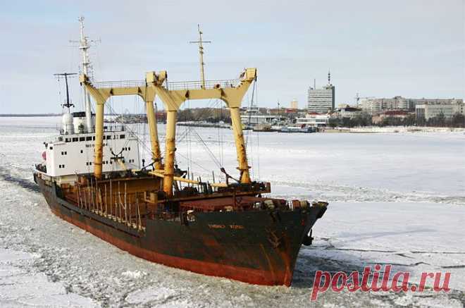 Танкер в порту.