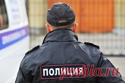 За налет на ювелирный в российском регионе осудят вора-рецидивиста и бомжа. В Нижегородской области 39-летний вор-рецидивист и 31-летний мужчина без определенного места жительства ограбили ювелирный магазин на сумму более 4,2 миллиона рублей. Возбуждено уголовное дело по статье 161 УК РФ («Грабеж в особо крупном размере»). Им грозит до 12 лет лишения свободы и штраф.