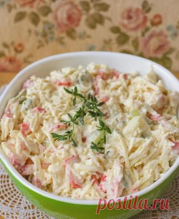 Безумно легкий и вкусный салатик 

Ингредиенты:
крабовые палочки — 100 г
плавленый сырок — 1 шт.
яйца — 3 шт.
огурец — 1 шт.
майонез — по вкусу
чеснок — 1–2 зубчика
соль, чёрный перец — по вкусу

Как готовить:

1. Яйца и плавленый сыр натереть на тёрке.
2. Крабовые палочки и огурец нарезать кусочками.
3. Добавить майонез, пропущенный через пресс чеснок, посолить и поперчить.
4. Всё тщательно перемешать и подать к столу.

Приятного аппетита!