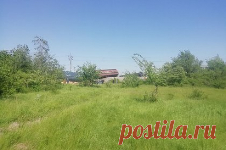 Пять вагонов с зерном перевернулись после взрыва на железной дороге в Крыму. С железнодорожных путей в Крыму сошли семь вагонов с зерном, при этом пять из них перевернулись. Инцидент произошел утром в 7:45 по местному времени 18 мая на перегоне между станциями Почтовое и Чистенькое недалеко от Симферополя. На месте ЧП уже работает ремонтная бригада.