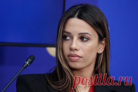 Призер ЧМ по гимнастике перечислила упражнения для борьбы с жиром внизу живота. Двукратный бронзовый призер чемпионата мира по художественной гимнастике Самира Мустафаева перечислила упражнения для борьбы с жиром внизу живота. «Работать нужно со всеми мышцами живота — как с &quot;верхним&quot;, так и с &quot;нижним&quot; прессом. Начать стоит со всем известной &quot;планки&quot;», — поделилась она.