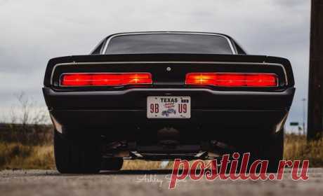 1969 Dodge Charger Resto Mod  Двигатель: 8.3L V10 SRT-10(’05 Viper) Мощность: 605 л.с.  КПП: Ручная, 6-ступенчатая(’05 Viper) Крутящий момент: 760 Нм Тормоза: Brembo(’05 Viper) Привод: Задний